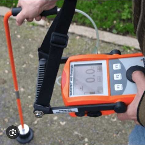 Equipo detector de gas trazador en funcionamiento
